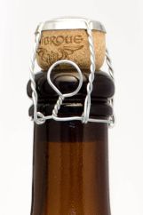595px-Beer_bottle_sealed_with_a_cork_and_muselet (1)
